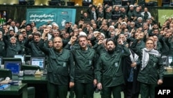 Pripadnici iranskog parlamenta obučeni u uniformu Iranske revolucionarne garde uzvikuju "Smrt Americi", u Teheranu, 1. februar 2026.