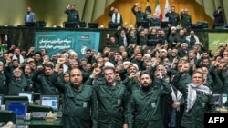 Anëtarë të Parlamentit iranian të veshur me uniformën e Gardës Revolucionare Iraniane brohorasin "Vdekje Amerikës", në Teheran, 1 shkurt 2026.