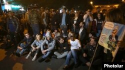 Участники акции протеста блокируют один из центральных проспектов Еревана, 11 апреля 2018 г.