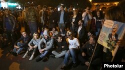 Armenia - Anti-government activists block a street outside the ruling Republican Party's headquarters in Yerevan, 11 April 2018.