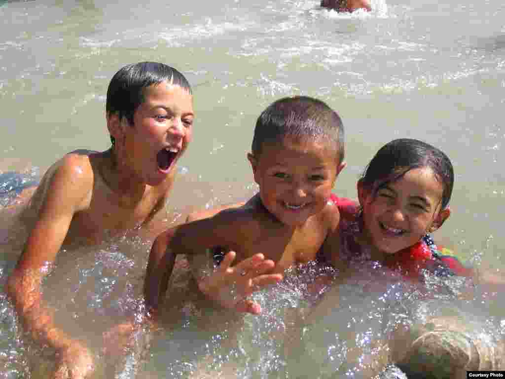 Кыргызстан. Дети плескаются в маленькой речушке у дома