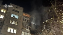 Последствия обстрела жилого дома в Киеве