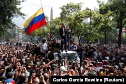 Хуан Гуайдо выступает перед своими сторонниками в Каракасе. Середина дня 30 апреля