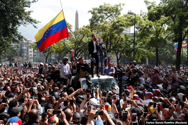 Хуан Гуайдо выступает перед своими сторонниками в Каракасе. Середина дня 30 апреля