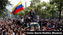 Лідер венесуельської опозиції Хуан Гуайдо звертається до прихильників під час акції протесту, 30 квітня 2019 року