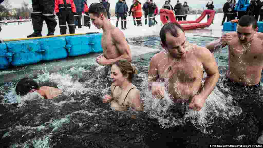 Купання на Водохреща у Києві, 19 січня 2016 року