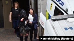 Policët e shoqërojnë një grua në një furgon policor, në Barking, lindje të Londrës, Britani, 4 qershor 2017. 