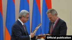 Armenia - President Serzh Sargsyan is handing a 2015 GIT award to top Russian information security specialist Eugene Kaspersky in a ceremony in Yerevan 
