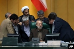 Али Лариджани в бытность председателем парламента Ирана в окружении депутатов. Тегеран, 17 августа 2018 года.