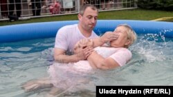 Крещение Свидетелей Иеговы в Беларуси. Архивное фото