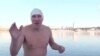 Красноярск: житель устроил заплыв в Енисее против пенсионной реформы