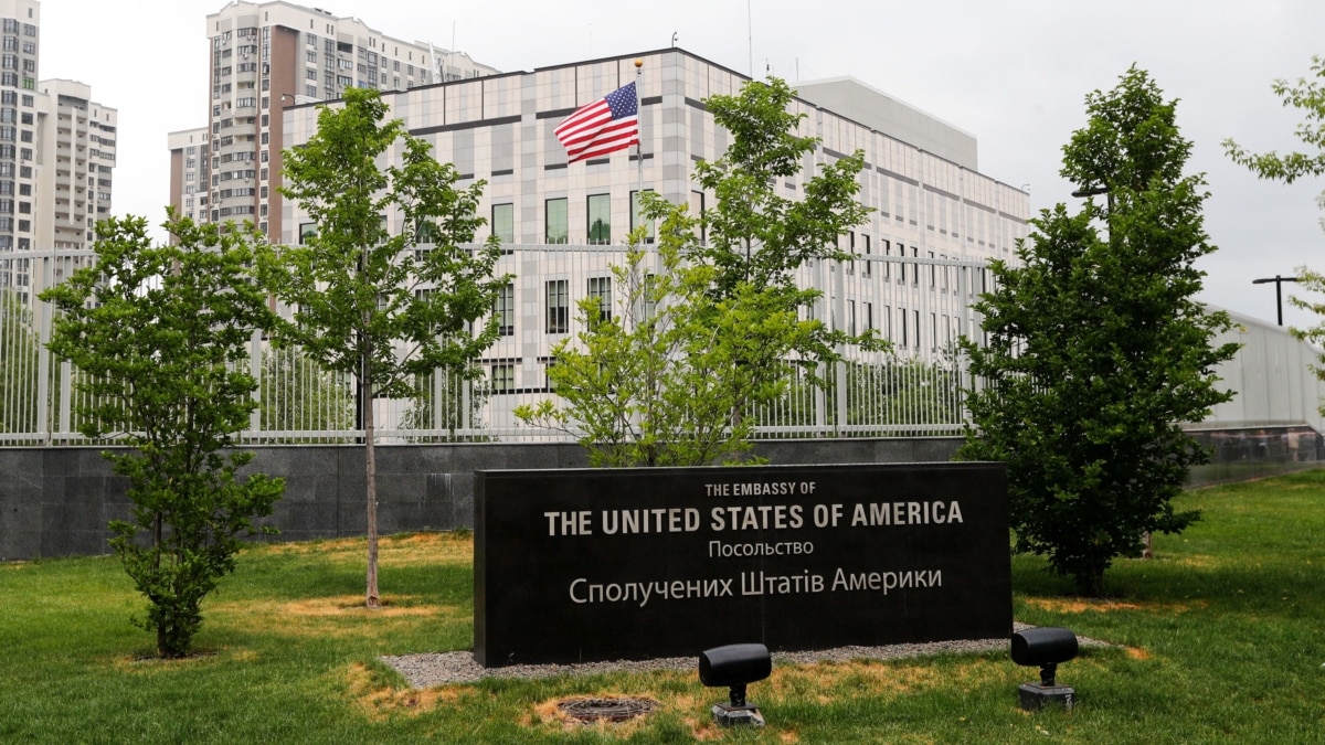 Журналісти повідомляють, що дипломати посольства США приїхали до Києва