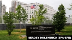 Посольство США в Україні та тимчасова повірена у справах США в Україні Крістіна Квін не коментували повернення до Києва публічно