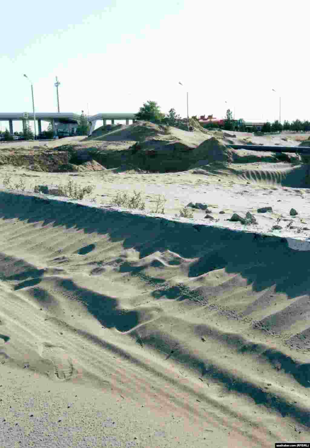 4-й километр трассы Ашхабад-Дашогуз. Песчанные завалы ограничивают доступ к заправочной станции.