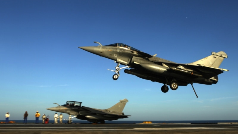 Zelenski in Macron sklenila dogovor o nakupu letal Rafale; Macron razkril podrobnosti.