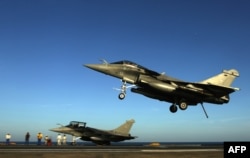 Французские боевые самолеты из состава международной коалиции, воющей против "Исламского государства"