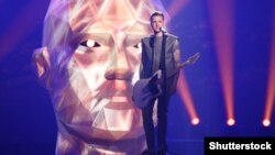 Євген Галич, соліст гурту O.Torvald, що представляв Україну на «Євробаченні-2017», під час репетиції на головній сцені пісенного конкурсу. Київ, 7 травня 2017 року