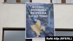 Një baner me mbishkrimin “Bosnje, boshnjakët e Prizrenit janë me ty,” rri varur para ndërtesës së Qendrës Kulturore Boshnjake në Prizren, 7 tetor 2024.