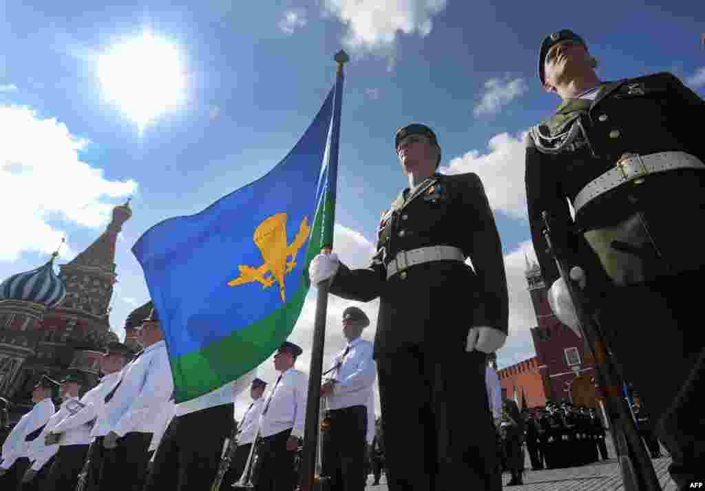 Membri ai forțelor aeriene rusești la o ceremonie în Piața Roșie din Moscova care marchează Ziua Parașutiștilor, 2 august 2013.