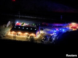 Pamje nga droni që tregon ekipet e shpëtimit në vendin ku ndodhi aksidenti vdekjeprurës në Spanjë.