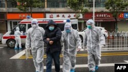 Personalul medical poartă îmbrăcăminte de protecție în Wuhan