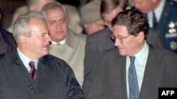 Predsjednik Srbije Slobodan Milošević (D) i glavni medijator u pregovorima Ričard Holbruk, 31. oktobra 1995.