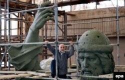 Sculptural Salavat Scerbakov cu state Sfântului Vladimir care va fi ridicată la Moscova.