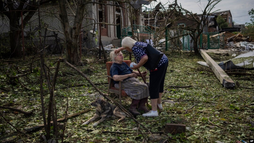 Duminică, Rusia a atacat cu rachete Kievul, zona Nikolaiev și numeroase localități din estul Ucrainei. În imagine, o femeie din Drujkivka (estul țării) primește îngrijiri după ce casa ei a fost lovită de o rachetă. 5 iunie 2022
