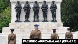 Beýik Britaniýada harby ofiserler Ikinji Jahan urşunda nasist Germaniýa garşy ýeňşiň 75-nji ýyldönümini ýatlamak çäreleriniň çäginde iki minutlyk dymyşlygy berjaý edýärler.