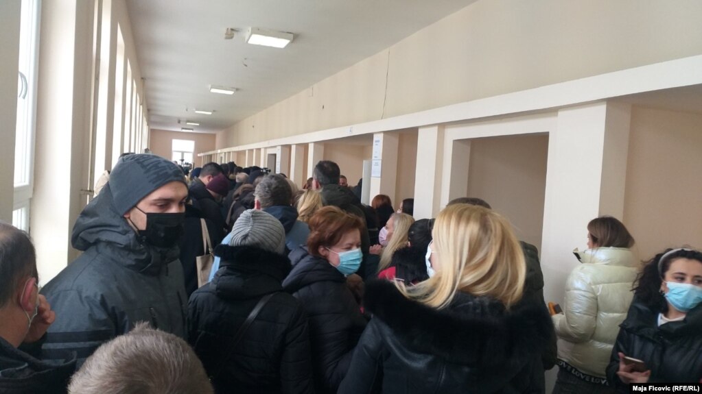 Qendër votimi në Mitrovicën e Veriore ku shihet se nuk po respektohet mbajtja e distancës.