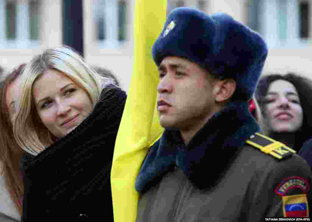 A Belarusian woman looks at a Venezuelan military school student as President Nicolas Maduro takes part in an unveiling ceremony of a bust of Venezuela&#39;s national hero Simon Bolivar in Minsk. (epa-EFE/Tatyana Zenkovich)