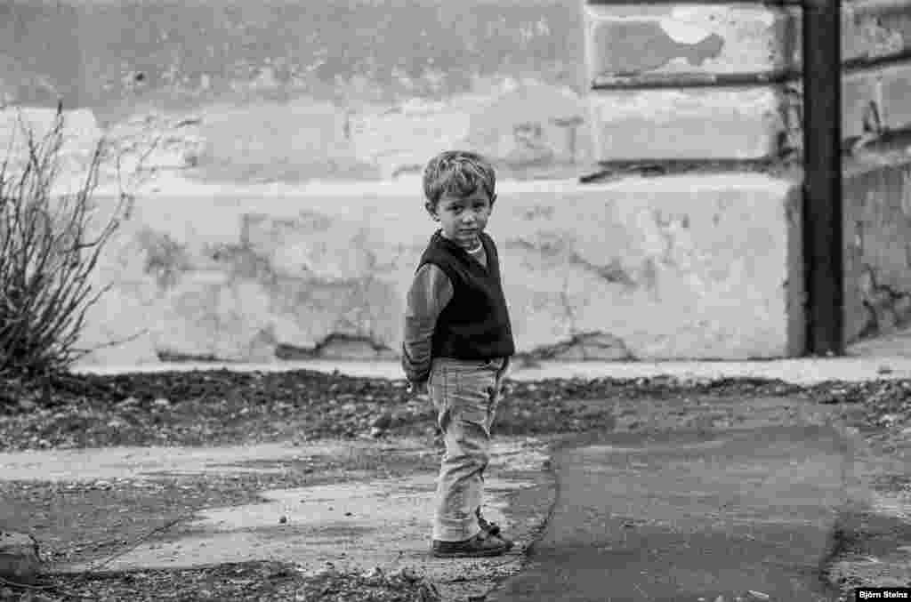 Portret dječaka izbjeglice iz Bosne i Hercegovine u izbjegličkom kampu u Varaždinu, Hrvatska, u zimu 1992. godine.