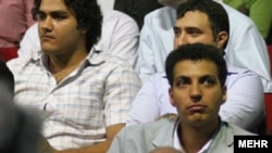 عادل فردوسی‌پور (راست، وسط)