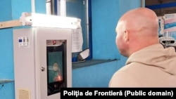 Un bărbat trece procedurile necesare prin EES (Sistemul de Intrare/Ieșire), pus în funcțiune pe întreg spațiul Schengen, la un punct de trecere a frontierei din România, decembrie 2025