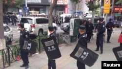 Китайские полицейские оцепили место взрыва на рынке в Урумчи. 22 мая 2014 года.