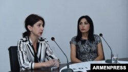 «Երկիր Ծիրանի» կուսակցության անդամներ Սոնա Աղեկյանը (ձ) և Մարինա Խաչատրյանը: