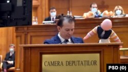 Subiectul majorării subvenției partidelor politice ar putea să fie decis prin vot în Parlament. Partidele se tem însă să-și taie propriile fonduri. Imagine generică cu premierul Cîțu în Parlament. 2021. 