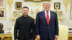 Украинанын президенти Владимир Зеленский менен АКШнын лидери Дональд Трамп  Ак үйдө өткөн жолугушуунун алдында сүрөткө түшүштү, 28-июль,  Вашингтон