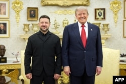 Президент України Володимир Зеленський та президент США Дональд Трамп позують для фото під час зустрічі у Вашингтоні
