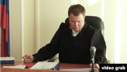Судья Руслан Абдрашитов. Фото: скриншот из видео телеканала БСТ