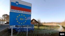 Знак Словении и Европейского союза на хорватско-словенской границе. 