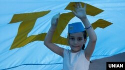 Крымскотатарский флаг на праздновании в Киеве. 