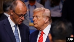 Канцлер Німеччини Фрідріх Мерц розмовляє з президентом США Дональдом Трампом на саміті НАТО в Гаазі минулого року