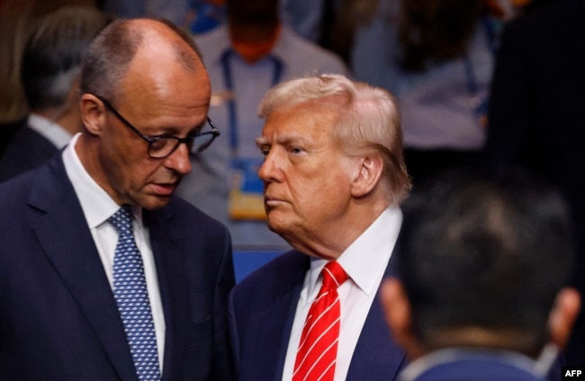 Канцлер Німеччини Фрідріх Мерц (ліворуч) розмовляє з президентом США Дональдом Трампом перед початком пленарного засідання Північноатлантичної ради на саміті НАТО в Гаазі, Нідерланди, 25 червня 2025 року