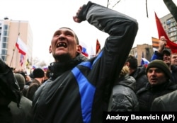 Під час проросійського мітингу в Донецьку, 16 березня 2014 року