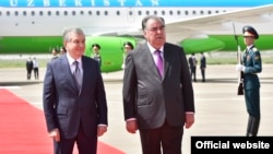 Президенты Узбекистана (слева) и Таджикистана. Архивное фото