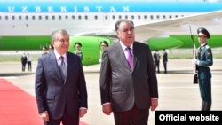 Президенты Узбекистана (слева) и Таджикистана. Архивное фото.