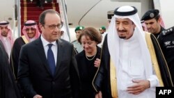 Francois Hollande (solda) Səudiyyə Kralı Salmanla 