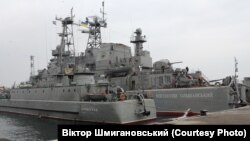 Военный корабль «Константин Ольшанский» (справа) 