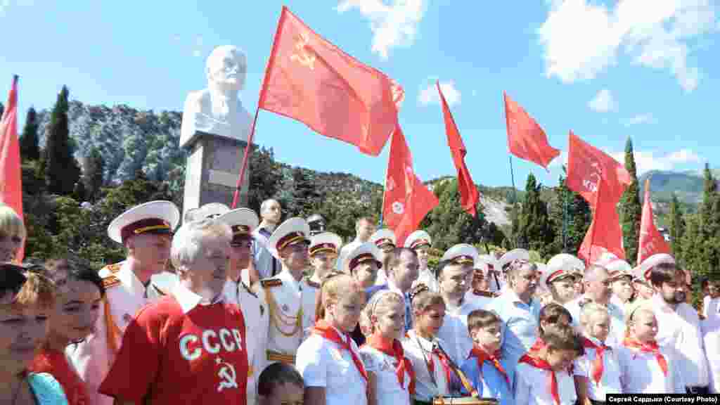 Бюст Леніна в Сімеїзі ‒ перший і поки єдиний великий пам&#39;ятник цьому діячеві, зведений після анексії Криму. 5 вересня нинішнього року разом з відкриттям провели урочистий прийом селищної молоді в &laquo;піонери&raquo;